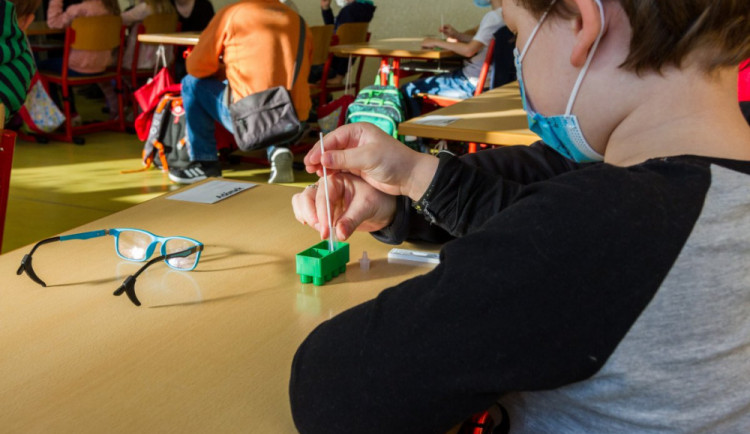Žáci se na začátku září třikrát otestují na koronavirus, schválila vláda