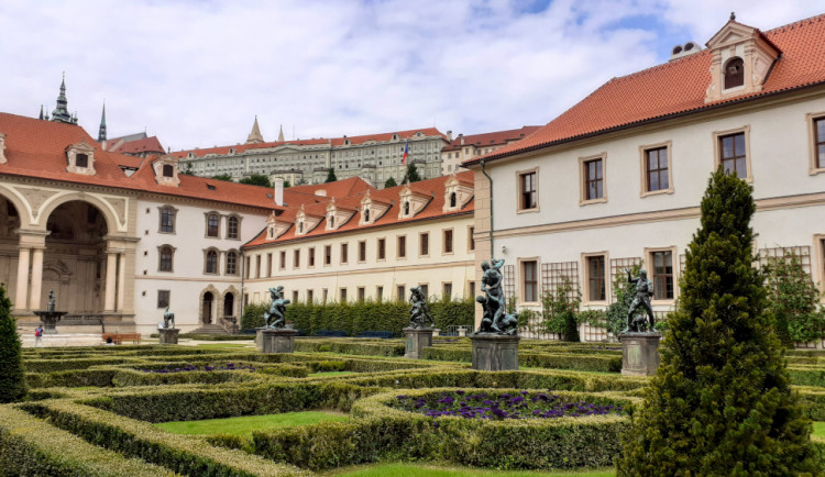 Kam o víkendu? Valdštejnská zahrada láká na pávy, zlaté ryby nebo bludiště