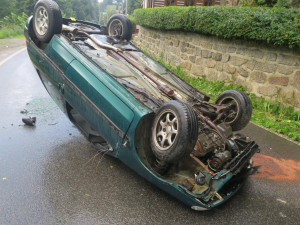 Řidič se zalekl protijedoucího vozu, strhl řízení a skončil na střeše
