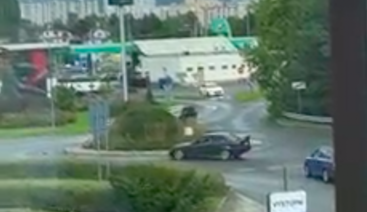 Řidič driftoval na kruhovém objezdu před Nisou. Natočila ho svědkyně