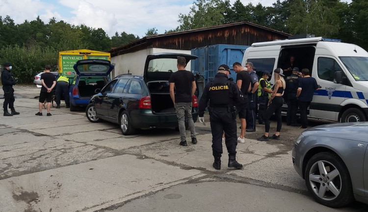 Kontroly účastníků festivalu Mácháč. Policisté u téměř pěti desítek z nich našli drogy