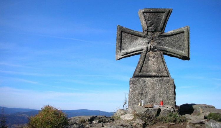 Policie vyšetřuje poničení památníku padlým německým vojákům u Štěpánky
