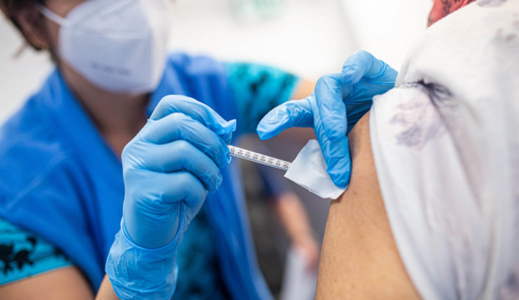 Lékaři doporučují třetí dávku očkování proti covidu pro lidi po transplantaci