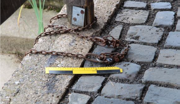 Rozřezali hliníkovou pramici, odvezli ji do sběru. Na místě nechali pákovky, došel jim benzín