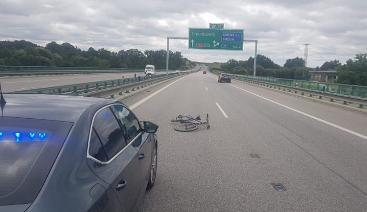 Pozor na špatně zajištěná kola na střechách aut, varují policisté. Řidiči upadl bicykl uprostřed dálnice