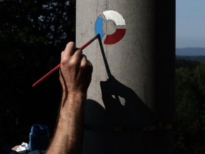 Sousedé společnými silami vybudovali v Jizerkách Stezku Svobody, propojuje místa i lidi