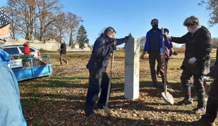 Sousedé společnými silami vybudovali v Jizerkách Stezku Svobody, propojuje místa i lidi