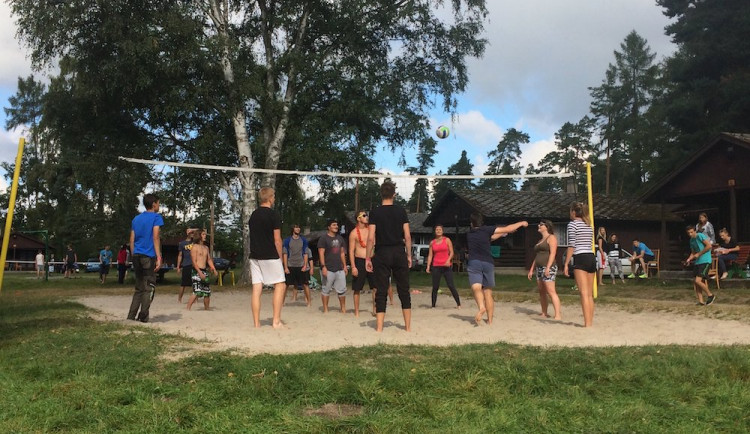 Loni se tam nakazila řada studentů, univerzita se od akce distancuje. Se Seznamovákem nemáme nic společného, vzkazuje