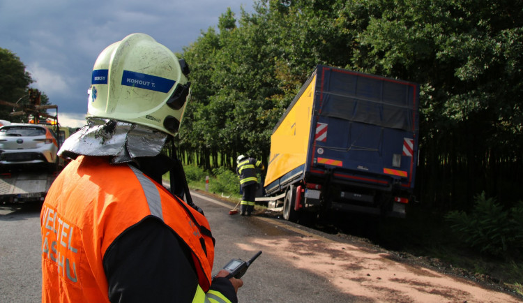Při čelním střetu s náklaďákem zemřel řidič osobního auta. Na rovném úseku předjížděl kolonu