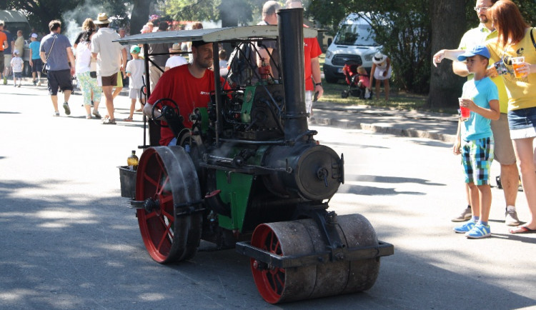 Kam o víkendu? Na Tankový den, Nábřeží paromilů nebo divadelní festival