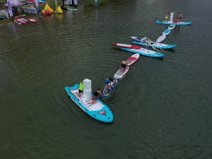 Plovoucí překážky a paddleboardy. Odvážlivce čekají v sobotu na přehradě vodní hrátky