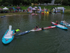 Plovoucí překážky a paddleboardy. Odvážlivce čekají v sobotu na přehradě vodní hrátky
