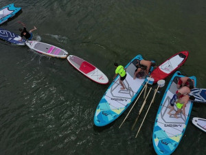 Plovoucí překážky a paddleboardy. Odvážlivce čekají v sobotu na přehradě vodní hrátky