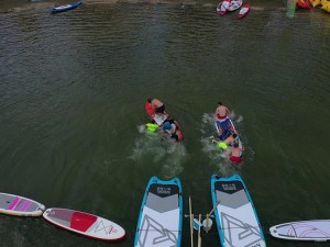 Plovoucí překážky a paddleboardy. Odvážlivce čekají v sobotu na přehradě vodní hrátky
