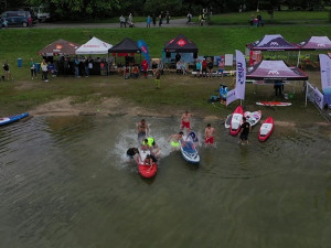Plovoucí překážky a paddleboardy. Odvážlivce čekají v sobotu na přehradě vodní hrátky