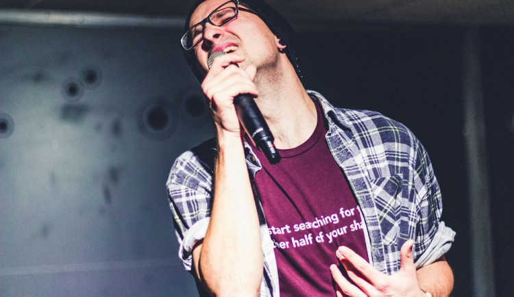 Stovky diváků na poezii, žádný problém. Aneb kdo bude mistrem ČR 2020-21 ve slam poetry