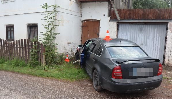 Řidič na Broumovsku narazil do rodinného domu. Nadýchal skoro dvě a půl promile