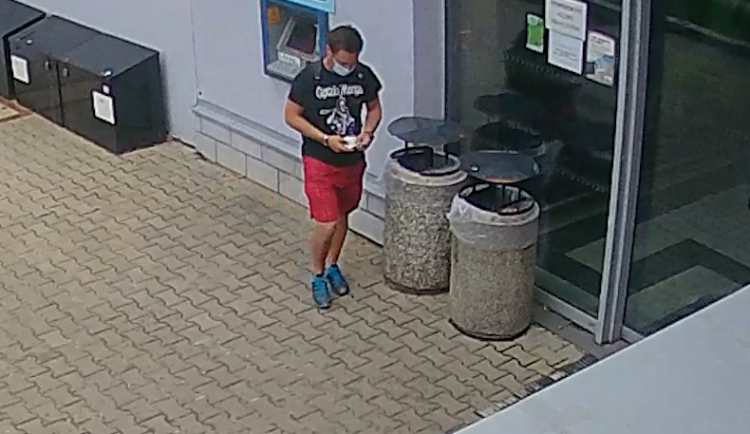 Muže okradli v autobuse o peníze i doklady. Ukradenou kartou pak někdo platil, zachytila ho kamera