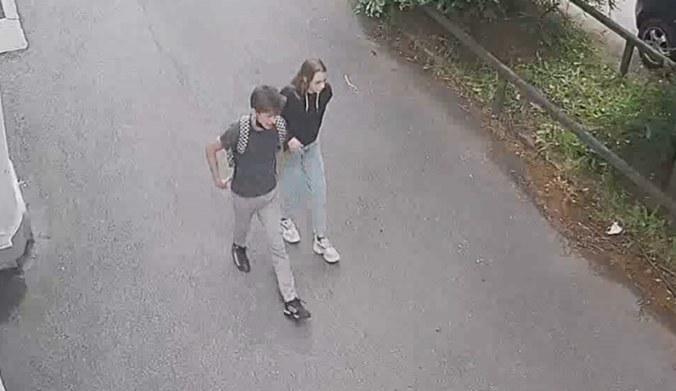 Policie kvůli nehodě u bývalých tiskáren hledá mladou dvojici