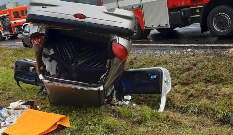U čelní srážky nedaleko Studence zasahovaly dva vrtulníky. Tři lidé se zranili
