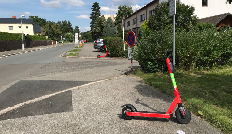 Město chce dodatečně regulovat elektrokoloběžky, schválilo dohodu s provozovateli