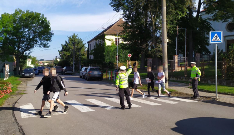 Policisté dnes hlídkovali na přechodech a informovali, jak bezpečně přecházet