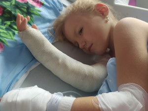 Dcera hasiče z Košťálova trpí akutní leukémií. Rodina prosí veřejnost o pomoc