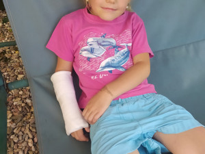 Dcera hasiče z Košťálova trpí akutní leukémií. Rodina prosí veřejnost o pomoc