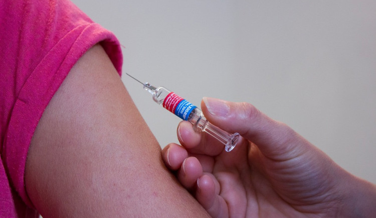Nepodceňujte chřipku, varují praktici. Očkování u seniorů by mělo být samozřejmostí