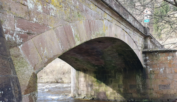 Kamenný most v Poniklé měl být nedávno zbourán. Nyní je kulturní památkou