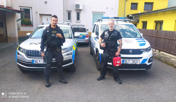 V řadové garáži vypukl požár, majitel zkolaboval. Život mu zachránili policisté