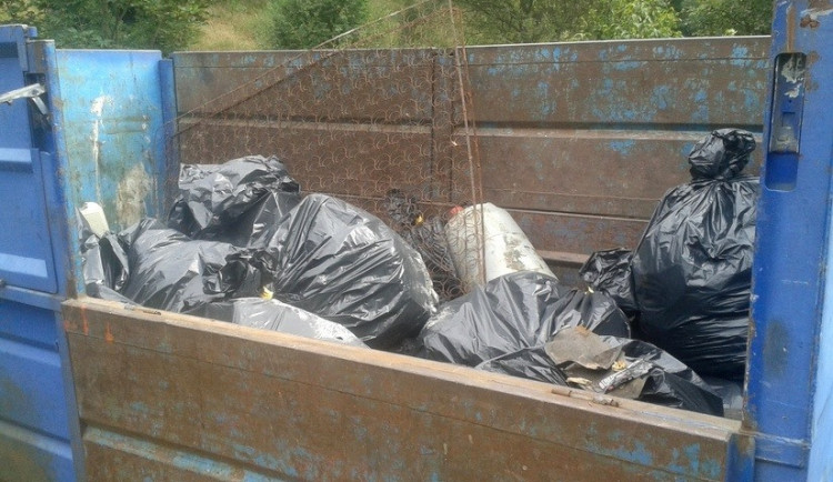 Začíná podzimní úklid. Po městě radnice postupně rozmístí 120 kontejnerů