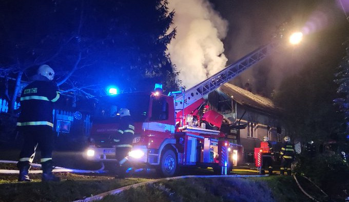Hasiči bojovali s požárem domu v Bozkově bezmála šest hodin