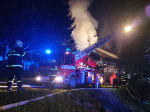 Hasiči bojovali s požárem domu v Bozkově bezmála šest hodin