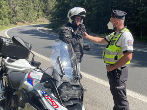 V železnobrodských zatáčkách číhali na motorkáře policisté. Zkontrolovali jich desítky