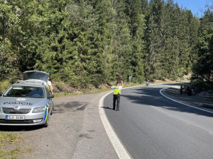 V železnobrodských zatáčkách číhali na motorkáře policisté. Zkontrolovali jich desítky