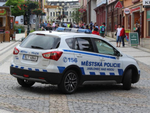 Muž usnul při vaření. Před udušením ho zachránili strážníci