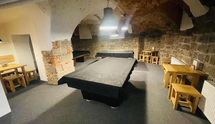 Místo nonstopky restaurace věnovaná letectví s kulečníkem a fotbálkem. To je 21 PKZ