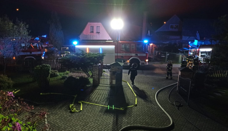 Při požáru rodinného domu v Raspenavě utrpěli zranění tři lidé