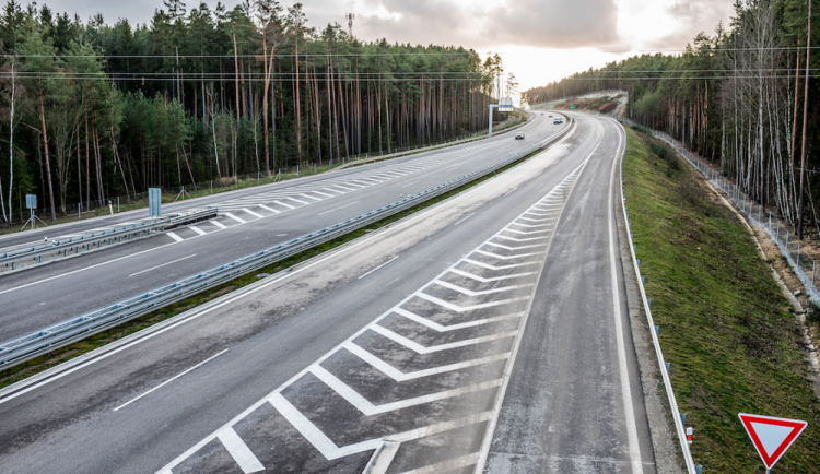 Během prázdnin se prodalo o 400 tisíc dálničních známek více než loni