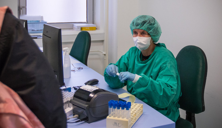 Šíření koronaviru v kraji stagnuje. Zájem o očkování klesá