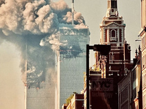 Takto zachytil obě hořící věže krátce před jejich pádem Jef Kratochvil.