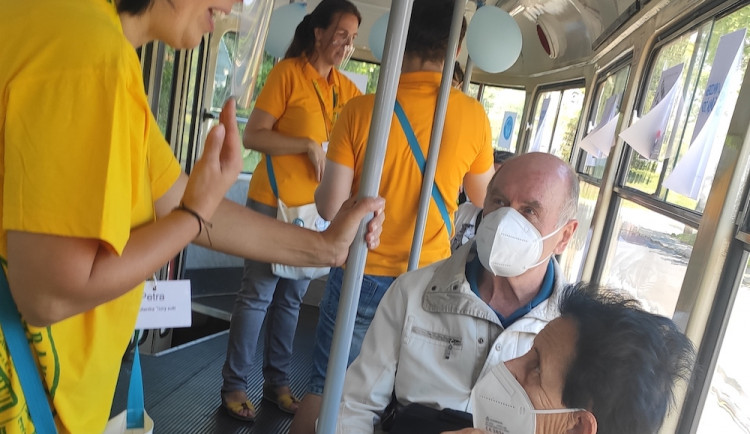Tichá tramvaj pendlovala Libercem. Cestující si v ní vyzkoušeli znakovou řeč