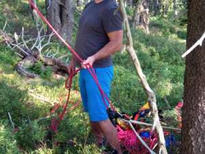 Horští záchranáři pomáhali paraglidistce v Krkonoších, spadla do korun stromů