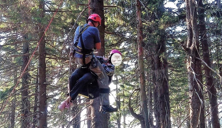 Pod Černou horou spadla paraglidistka, zůstala viset deset metrů nad zemí