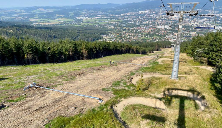 Už letos se lyžaři svezou po nově osvětlené sjezdovce na Ještědu