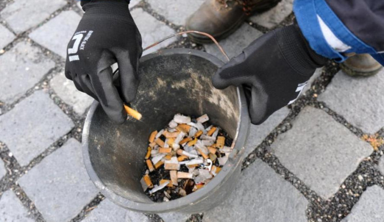 Dva kbelíky nedopalků po úklidu náměstí. Doma je také nikdo nehází na zem, vadí starostovi