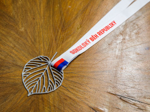 Krása a univerzalita v jednom. Účastníci Sokolského běhu republiky získají originální medaili navrženou Jakubem Flejšarem