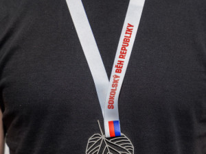 Krása a univerzalita v jednom. Účastníci Sokolského běhu republiky získají originální medaili navrženou Jakubem Flejšarem