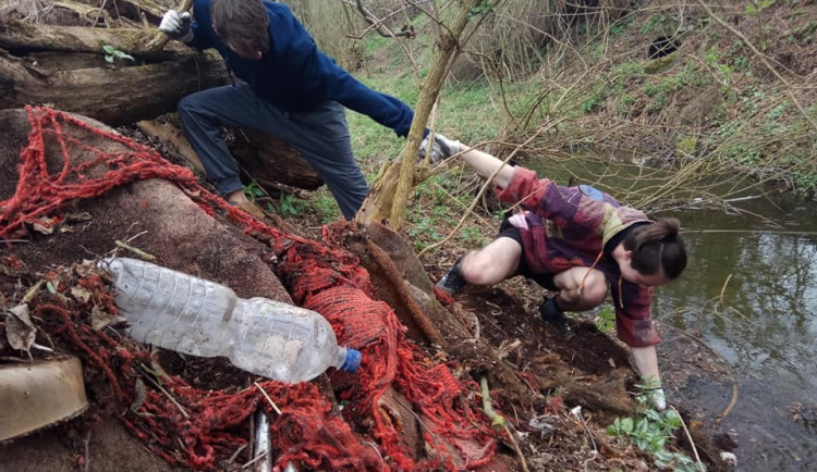 Dobrovolníci budou v sobotu na stovkách míst uklízet přírodu od odpadků